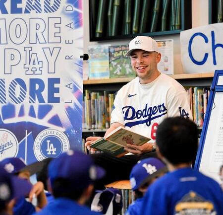 　子どもたちに読み聞かせを行ったラッシング（ロサンゼルス・ドジャース提供）