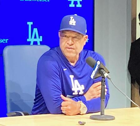 試合前会見で大谷とラッシングのバッテリーを発表したロバーツ監督（撮影・小林信行）
