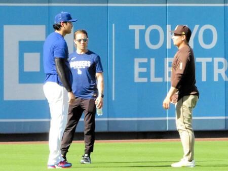 大谷の言葉に耳を傾ける松井（撮影・小林信行）