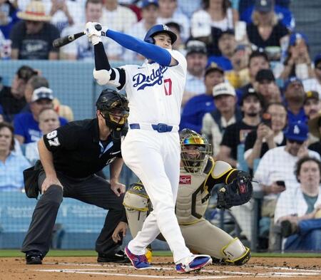 １回、右前打を放つドジャース・大谷＝ロサンゼルス（共同）