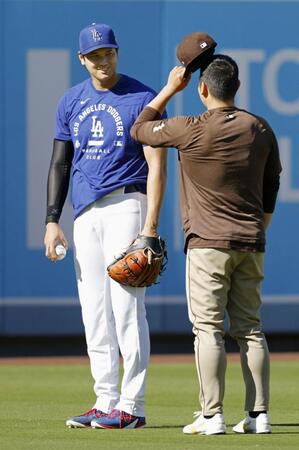 パドレス・松井（右）と話すドジャース・大谷（共同）