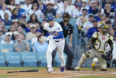 １回、右前打を放ったドジャース・大谷（共同）