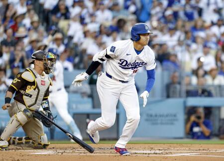 １回、右前打を放ったドジャース・大谷（共同）