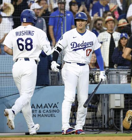 ２回、２ランを放ったラッシング（68）を迎えるドジャース・大谷（共同）