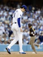 １回、マチャド（奥）に先制２ランを浴びたドジャース・佐々木（共同）