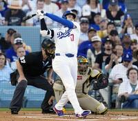 １回、右前打を放つドジャース・大谷＝ロサンゼルス（共同）