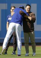 パドレス・松井（右）と抱き合うドジャース・大谷（共同）