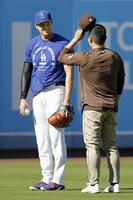 パドレス・松井（右）と話すドジャース・大谷（共同）