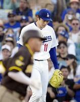 １回、マチャド（手前）に先制２ランを浴びたドジャース・佐々木（共同）