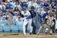 １回、右前打を放ったドジャース・大谷（共同）