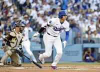 １回、右前打を放ったドジャース・大谷（共同）