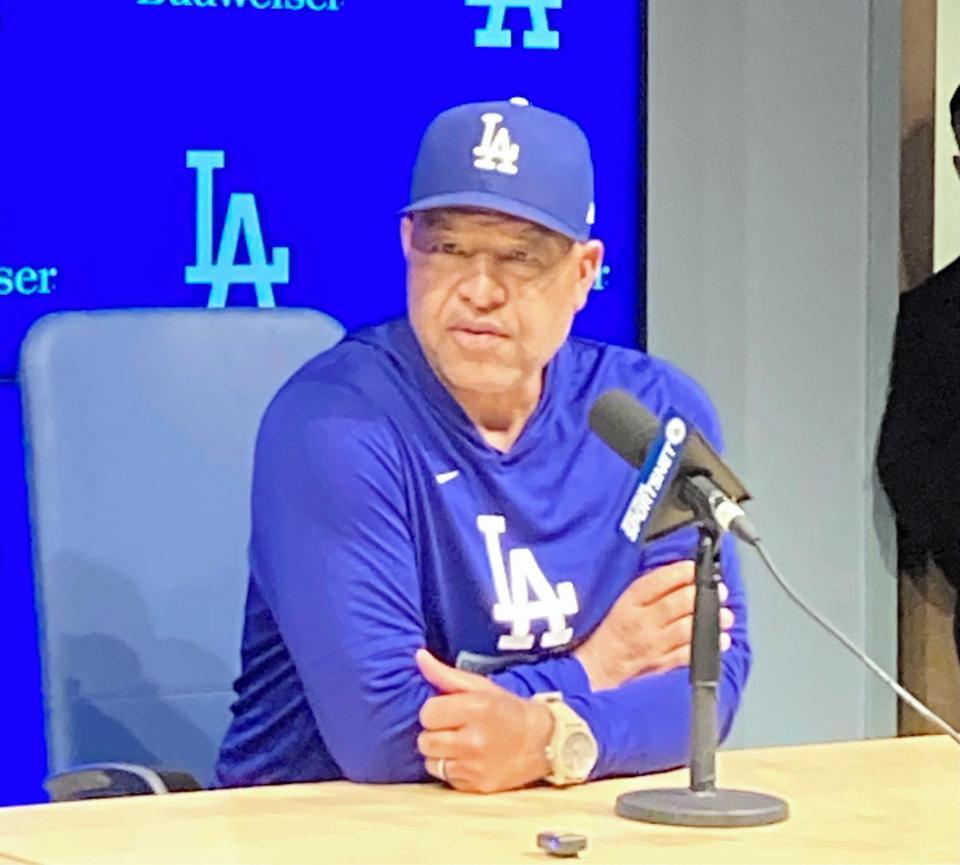 試合前会見で大谷とラッシングのバッテリーを発表したロバーツ監督（撮影・小林信行）