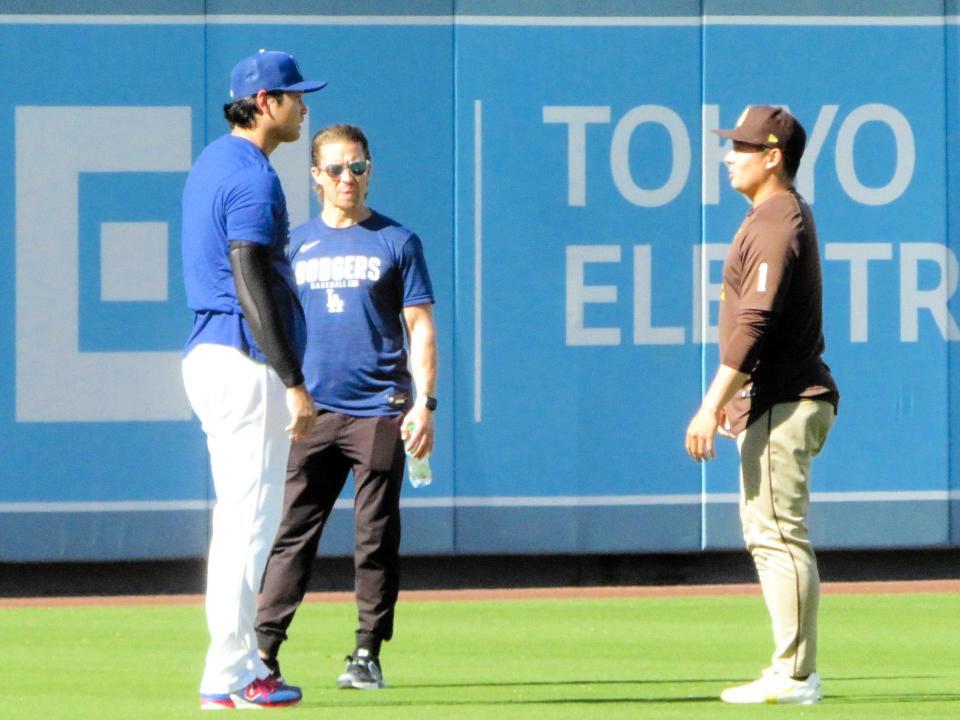 大谷の言葉に耳を傾ける松井（撮影・小林信行）