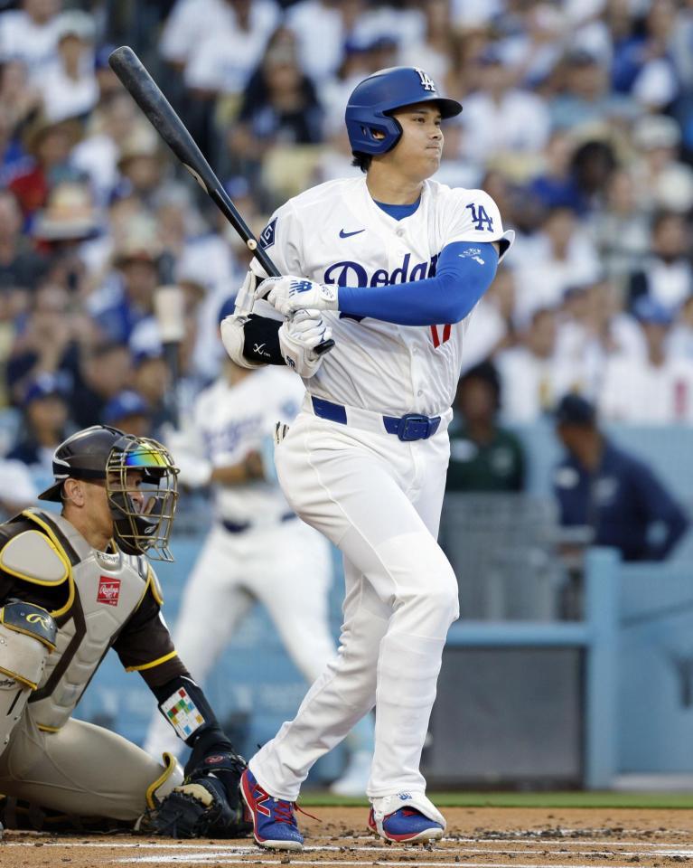 １回、右前打を放つドジャース・大谷（共同）