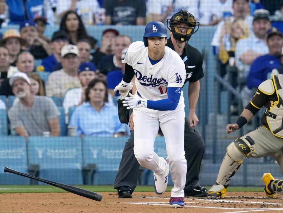 　パドレス戦の１回、右前打を放ったドジャース・大谷＝ロサンゼルス（共同）