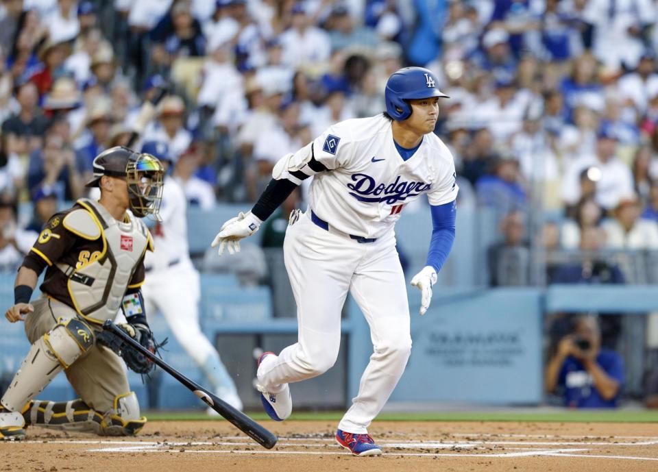 １回、右前打を放ったドジャース・大谷（共同）