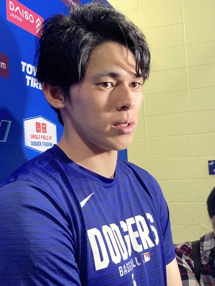 試合後、報道陣の質問に答える佐々木（撮影・小林信行）
