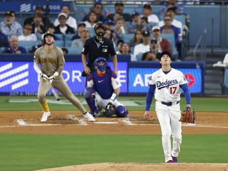　パドレス戦の４回、メリル（奥）にソロを浴びた大谷（共同）