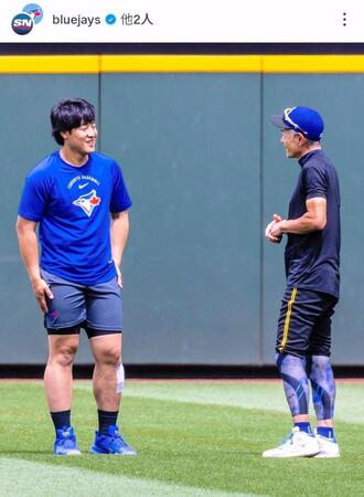 イチロー氏と談笑する岡本。ブルージェイズのインスタグラム（ｂｌｕｅｊａｙｓ）より