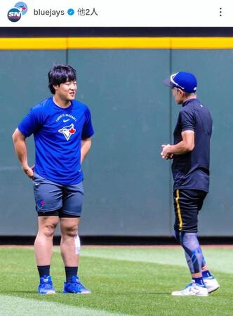 イチロー氏と談笑する岡本。ブルージェイズのインスタグラム（ｂｌｕｅｊａｙｓ）より
