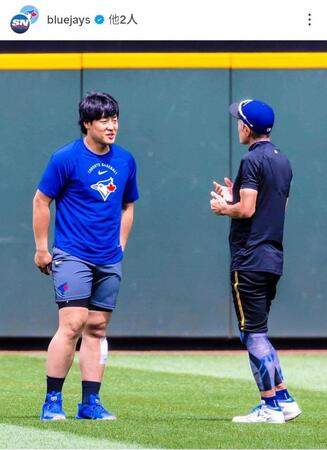 イチロー氏と談笑する岡本。ブルージェイズのインスタグラム（ｂｌｕｅｊａｙｓ）より
