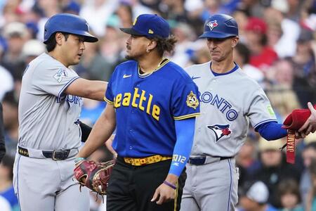 　マリナーズ戦の１回、相手失策で出塁した岡本（左）＝ＡＰ＝共同