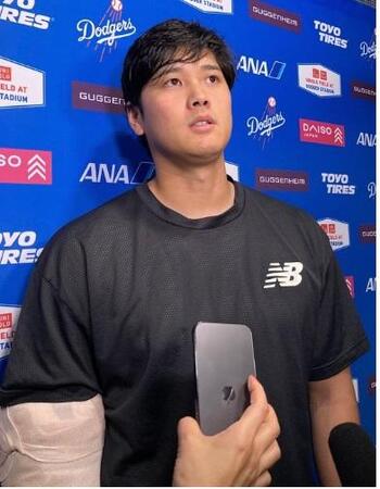 試合後に右腕と左膝をアイシングしながら取材に応じた大谷（撮影・小林信行）