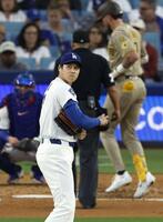 　パドレス戦の４回、メリル（奥）にソロを浴びた大谷（共同）