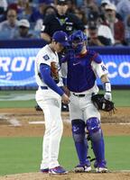 　パドレス戦の６回、マウンドで話す捕手ラッシングと大谷（共同）