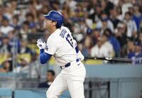 　パドレス戦の６回、右飛に倒れる大谷（共同）