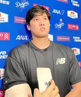 試合後、右腕にアイシングしながら報道陣の質問に答える大谷（撮影・小林信行）