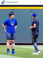 イチロー氏と談笑する岡本。ブルージェイズのインスタグラム（ｂｌｕｅｊａｙｓ）より