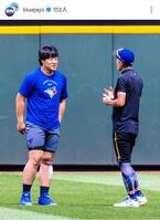 イチロー氏と談笑する岡本。ブルージェイズのインスタグラム（ｂｌｕｅｊａｙｓ）より