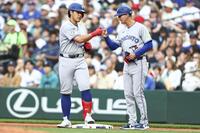 　マリナーズ戦の３回、左前打を放った岡本（左）＝ゲッティ＝共同