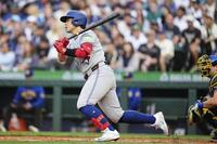 　マリナーズ戦の３回、左前打を放つ岡本（ＡＰ＝共同）