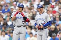 　マリナーズ戦の３回、左前打で出塁した岡本（左）＝ＡＰ＝共同
