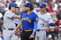 　マリナーズ戦の１回、相手失策で出塁した岡本（左）＝ＡＰ＝共同