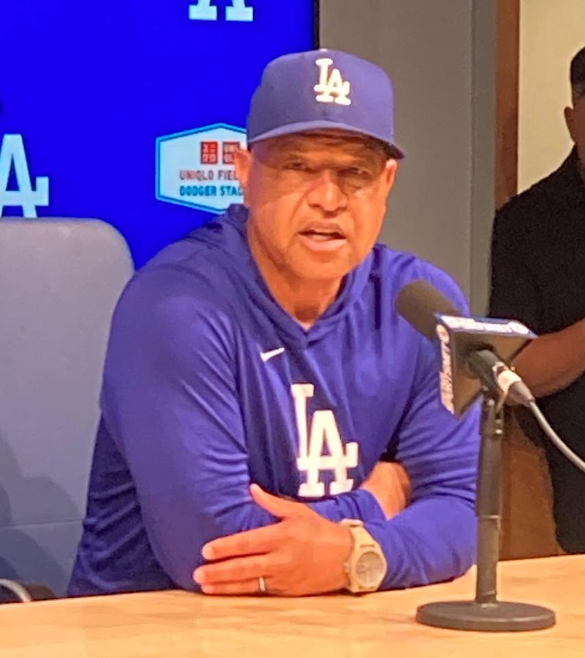 試合前に会見するドジャース・ロバーツ監督（撮影・小林信行）