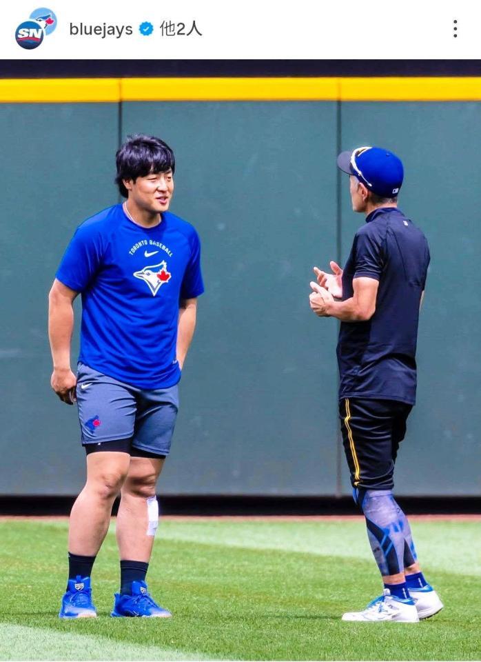 イチロー氏と談笑する岡本。ブルージェイズのインスタグラム（ｂｌｕｅｊａｙｓ）より
