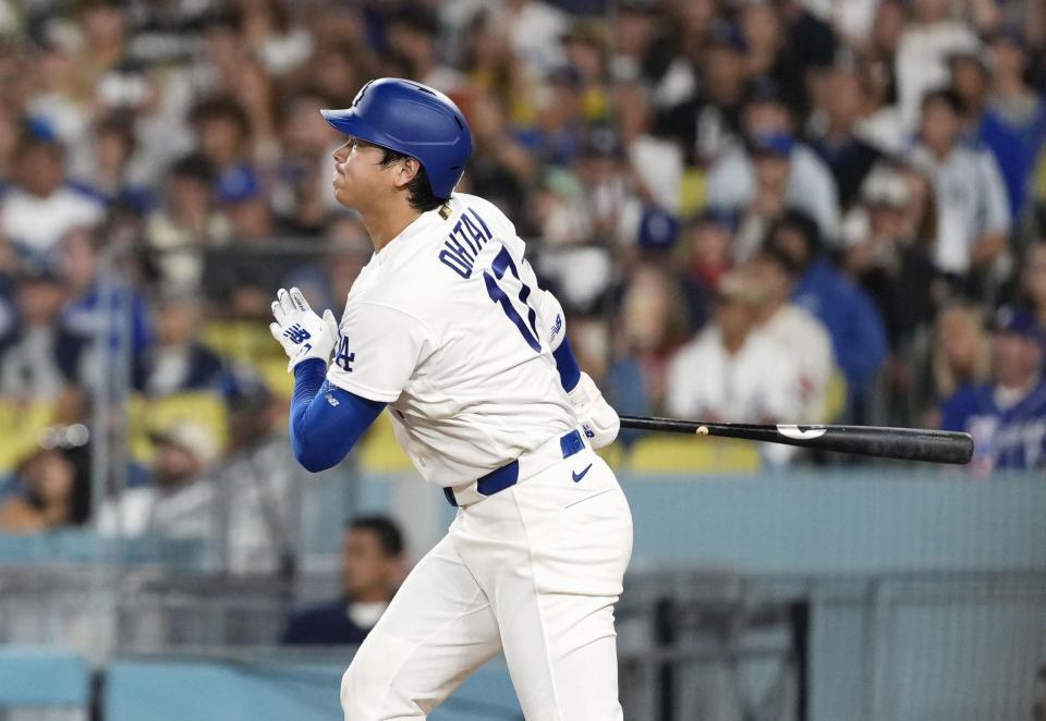 　パドレス戦の６回、右飛に倒れる大谷（共同）