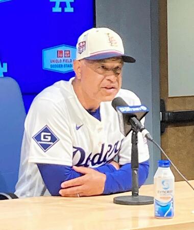試合後、報道陣の質問に答えるロバーツ監督（撮影・小林信行）