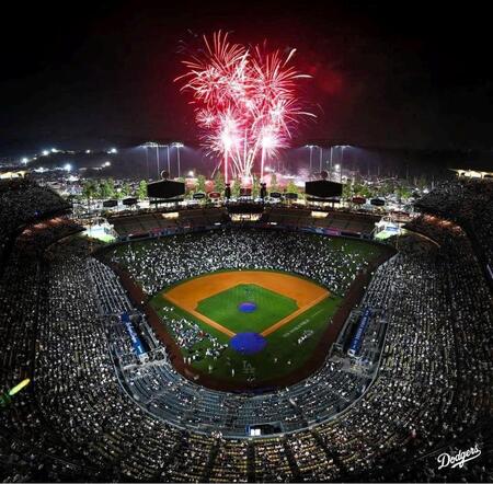 試合後、ドジャースタジアムで行われた花火ショー（ロサンゼルス・ドジャース提供）