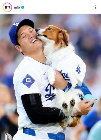 デコピンと始球式を行った大谷。ＭＬＢ公式インスタグラム（ｍｌｂ）より