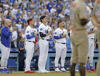 　試合前、国歌斉唱で並ぶ大谷（左から３人目）＝共同