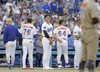 　パドレス戦の前に笑顔を見せる大谷（共同）
