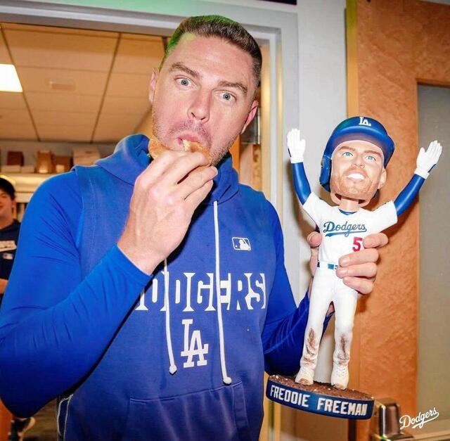 ドジャース フリーマンの「どデカボブルヘッド」にファン爆笑 我が子を