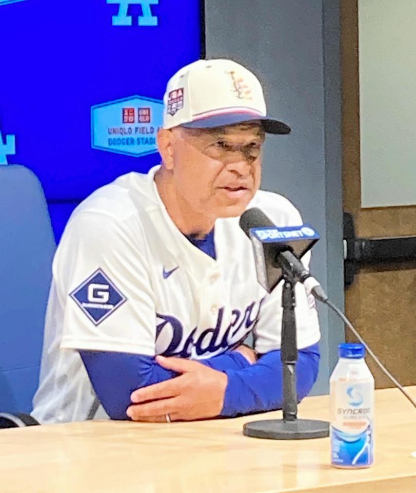 試合後、報道陣の質問に答えるロバーツ監督（撮影・小林信行）