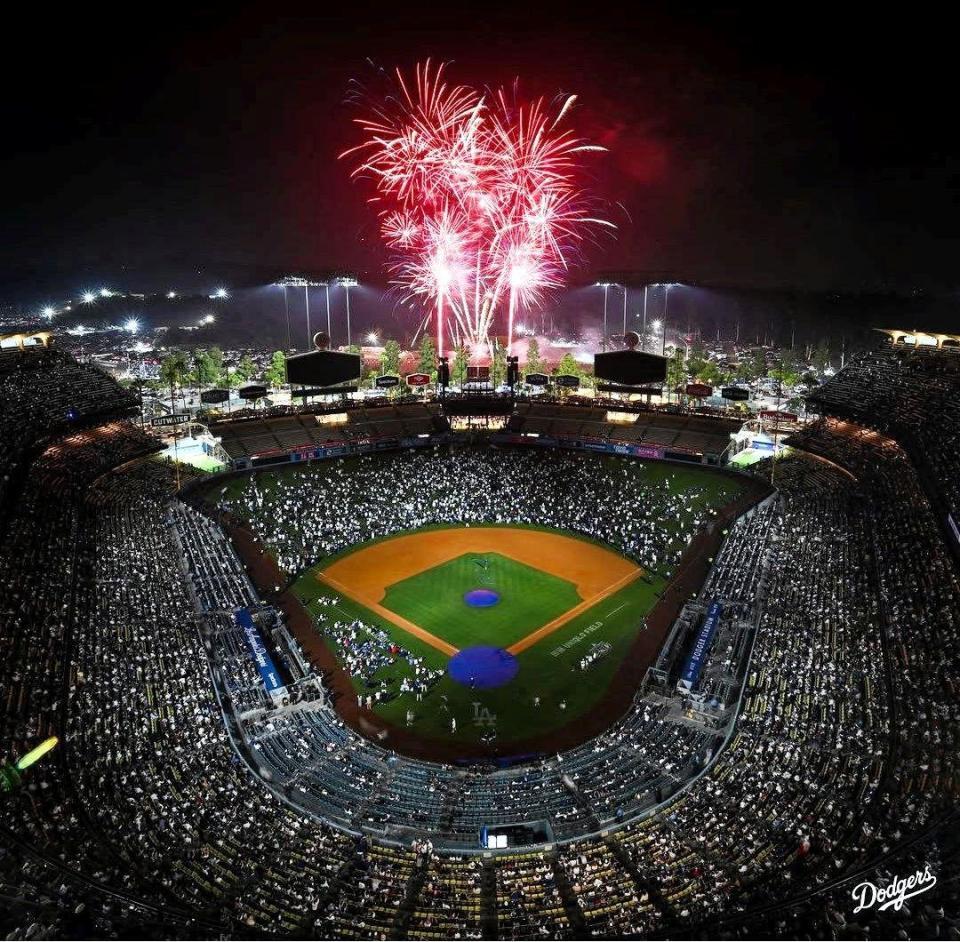 試合後、ドジャースタジアムで行われた花火ショー（ロサンゼルス・ドジャース提供）