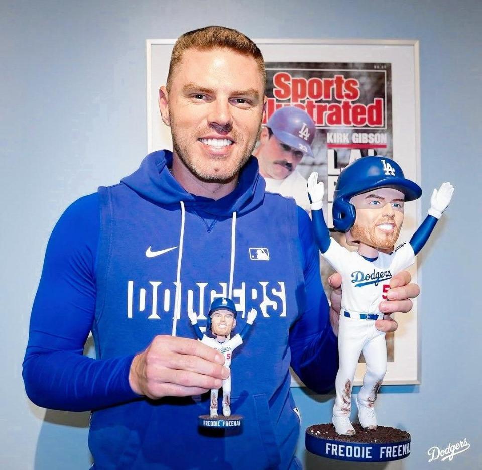 ボブルヘッド人形を持ち笑みを浮かべるフリーマン（ロサンゼルス・ドジャース提供）