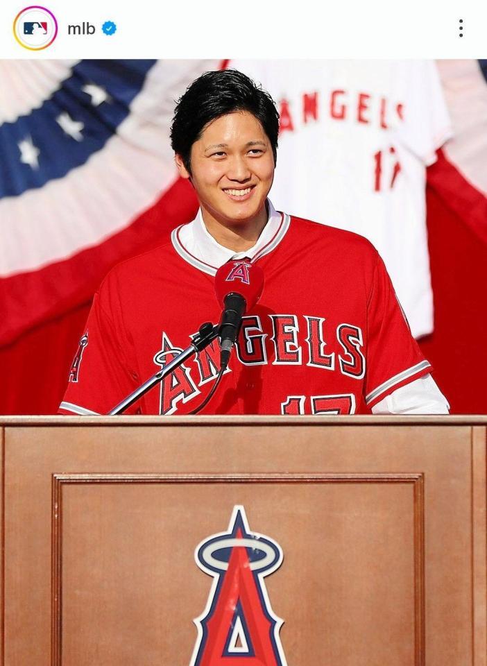 エンゼルスの入団会見に臨んだ大谷。ＭＬＢ公式インスタグラム（ｍｌｂ）より